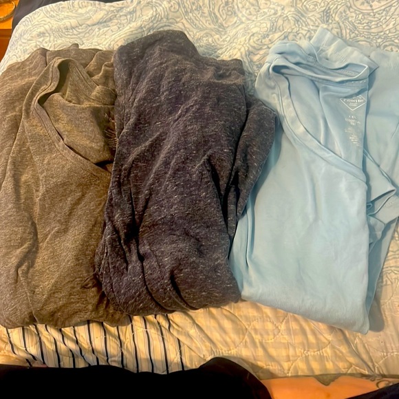 Two basic t-shirts and 1 basic muscle tank. XL-XXL - Picture 1 of 1